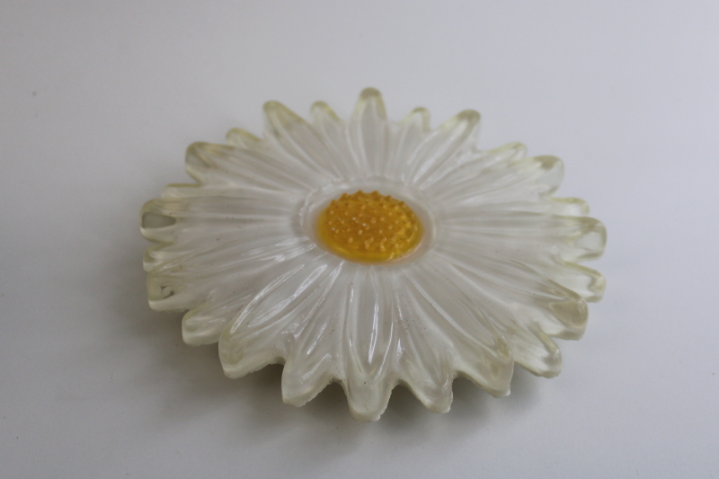 photo of vintage Wondermold resin trivet, 60s flower power daisy acrylic lucite plastic  #1