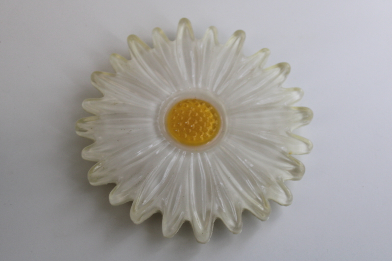 photo of vintage Wondermold resin trivet, 60s flower power daisy acrylic lucite plastic  #2