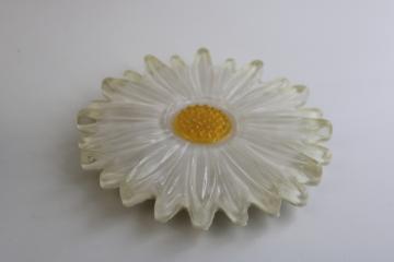 catalog photo of vintage Wondermold resin trivet, 60s flower power daisy acrylic lucite plastic 