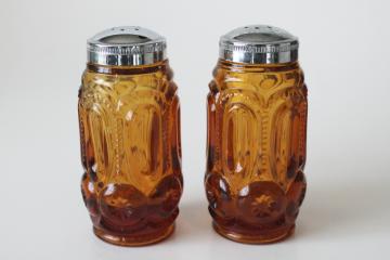 catalog photo of vintage amber glass moon and stars pattern salt and pepper shakers, S&P set w/ plastic lids 