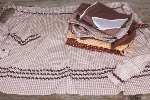 photo of vintage apron lot, brown calico gingham kitchen aprons all retro fabric #1