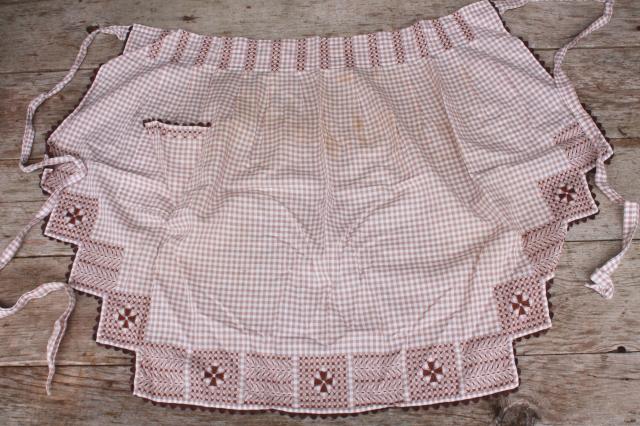 photo of vintage apron lot, brown calico gingham kitchen aprons all retro fabric #3