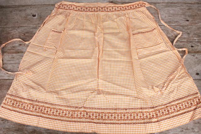 photo of vintage apron lot, brown calico gingham kitchen aprons all retro fabric #5