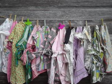 catalog photo of vintage apron lot, half aprons & pinafores in retro cotton print fabric