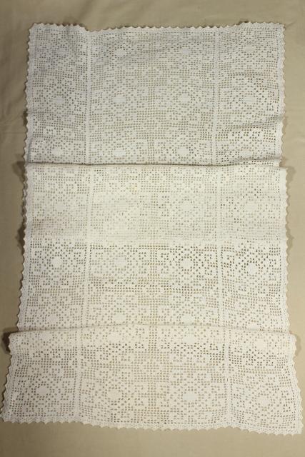 photo of vintage arts & crafts era crocheted lace table runner, tile pattern filet crochet #2