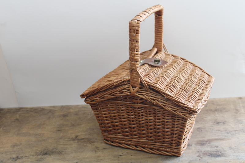 photo of vintage basket w/ hinged lid, small picnic hamper, lunchbox or sewing basket #1