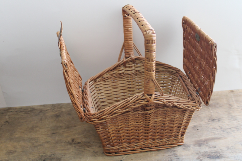 photo of vintage basket w/ hinged lid, small picnic hamper, lunchbox or sewing basket #2