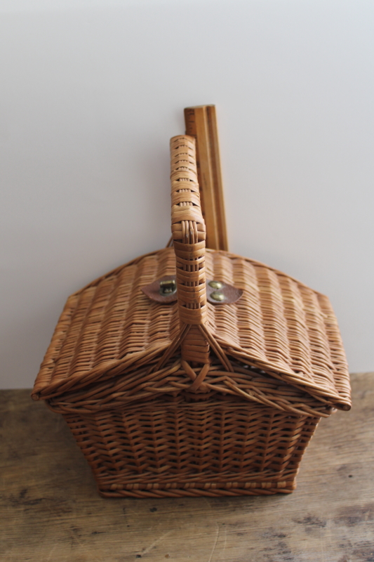 photo of vintage basket w/ hinged lid, small picnic hamper, lunchbox or sewing basket #6