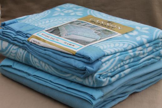 photo of vintage blue & white blankets, Cannon label Wedding Ring quilt print blanket & solid blue blanket #1