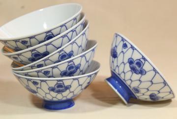 catalog photo of vintage blue & white china rice bowls or noodle dishes, chicken wire pattern