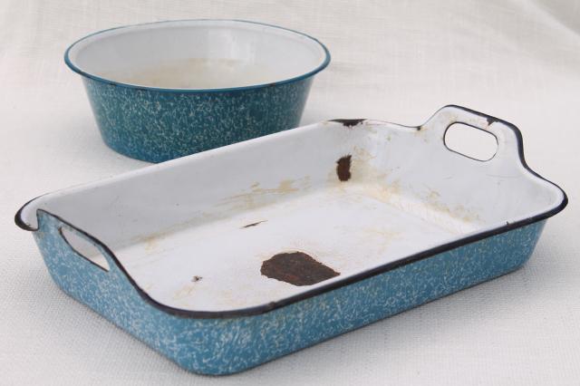 photo of vintage blue & white enamelware bowl and tray handled roasting pan, marbled spatterware enamel #4