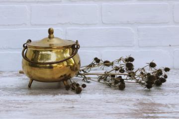 catalog photo of vintage brass cauldron pot w/ lid, small three legged kettle, old fireplace hearth pot
