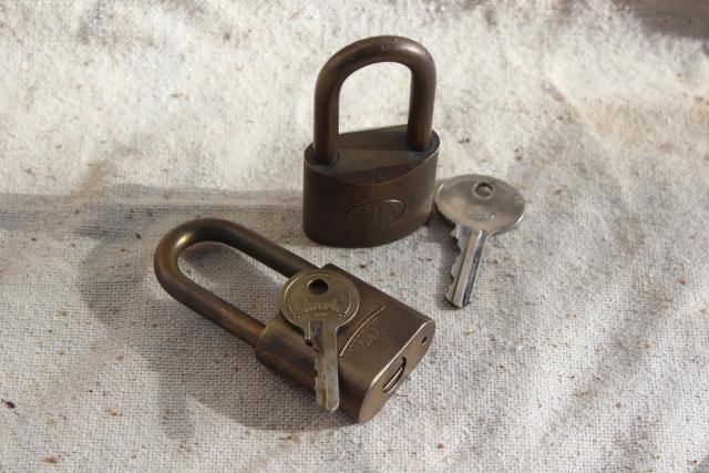 photo of vintage brass locks w/ keys, Hurd Detroit & Wilson Bohannan long shank shackle padlocks #2