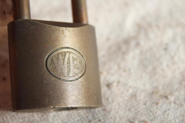 photo of vintage brass locks w/ keys, Hurd Detroit & Wilson Bohannan long shank shackle padlocks #4