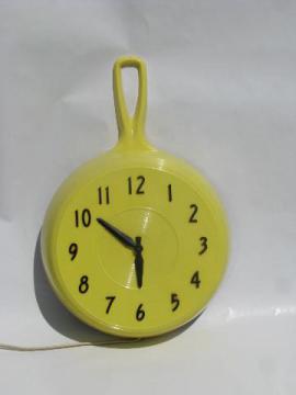 catalog photo of vintage butter yellow plastic kitchen frying pan/skillet wall clock