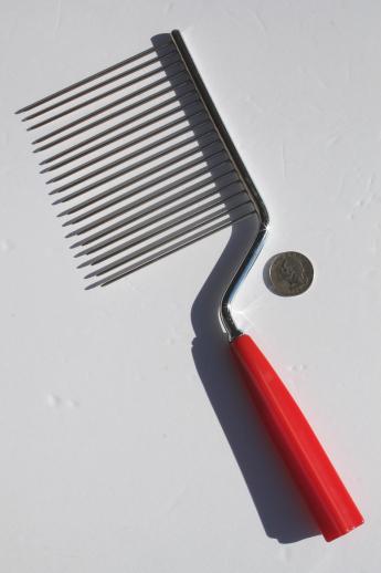 photo of vintage cake breaker for serving chiffon angel food cakes, cherry red bakelite handle kitchen tool #1