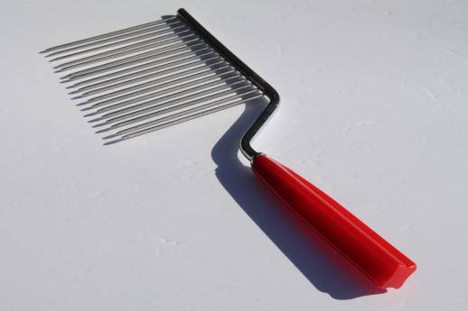 photo of vintage cake breaker for serving chiffon angel food cakes, cherry red bakelite handle kitchen tool #5