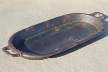 catalog photo of vintage cast iron griddle for a wood stove, primitive old iron tray w/ handles