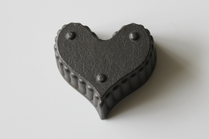 photo of vintage cast iron heart dish shape, patty shell mold for rosette iron  #2