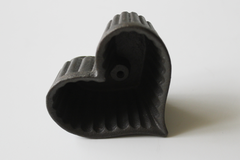 photo of vintage cast iron heart dish shape, patty shell mold for rosette iron  #3