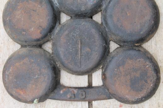 photo of vintage cast iron pan for corn gems, old fashioned cornbread muffin pan  #5