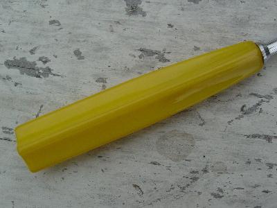 photo of vintage catalin yellow bakelite cake breaker #3