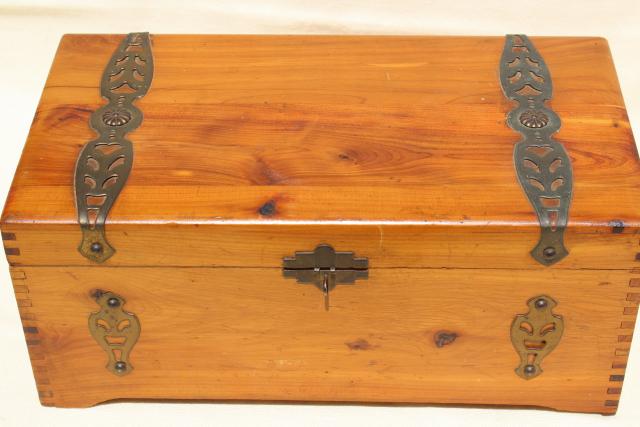 photo of vintage cedar chest keepsake box, cedarwood box for gloves or handknit wool socks #2