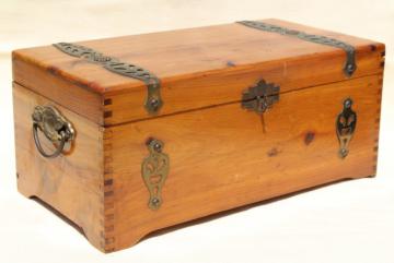 catalog photo of vintage cedar chest keepsake box, cedarwood box for gloves or handknit wool socks