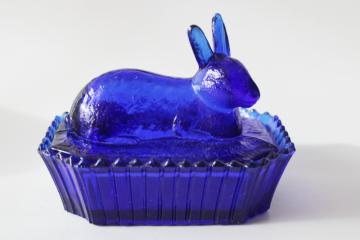 catalog photo of vintage cobalt blue glass trinket box or candy dish w/ rabbit, Easter bunny on nest