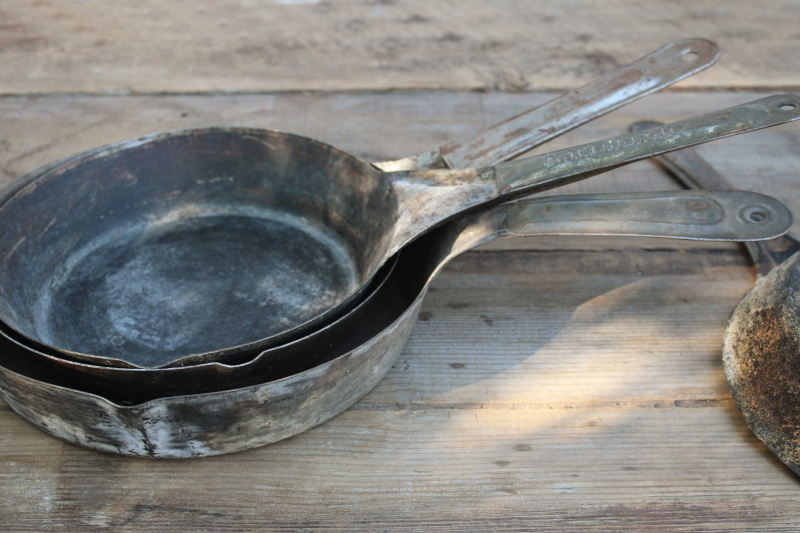 photo of vintage cold handle frying pans, collection of 6 steel skillets cowboy camp fire wood stove cookware  #6