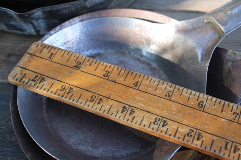 photo of vintage cold handle frying pans, collection of 6 steel skillets cowboy camp fire wood stove cookware  #9