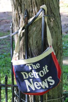 catalog photo of vintage cotton canvas newspaper carrier, Detroit News shoulder bag red white blue
