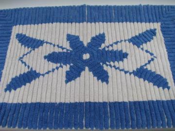 catalog photo of vintage cotton chenille throw rug or bath mat, blue & white flower