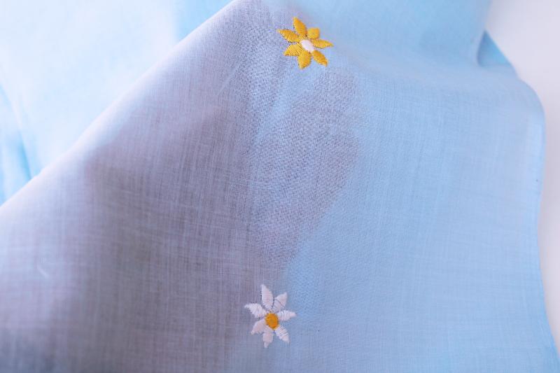 photo of vintage cotton fabric w/ machine embroidery, embroidered daisy flowers on sky blue #3