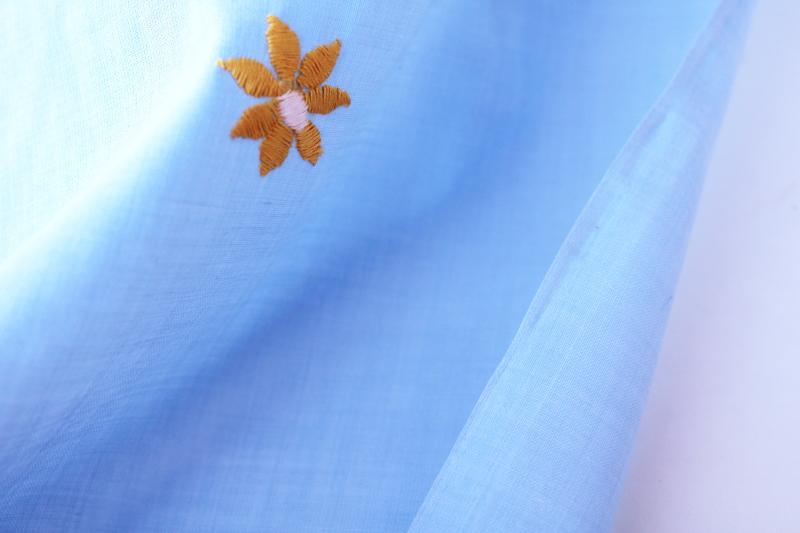 photo of vintage cotton fabric w/ machine embroidery, embroidered daisy flowers on sky blue #4