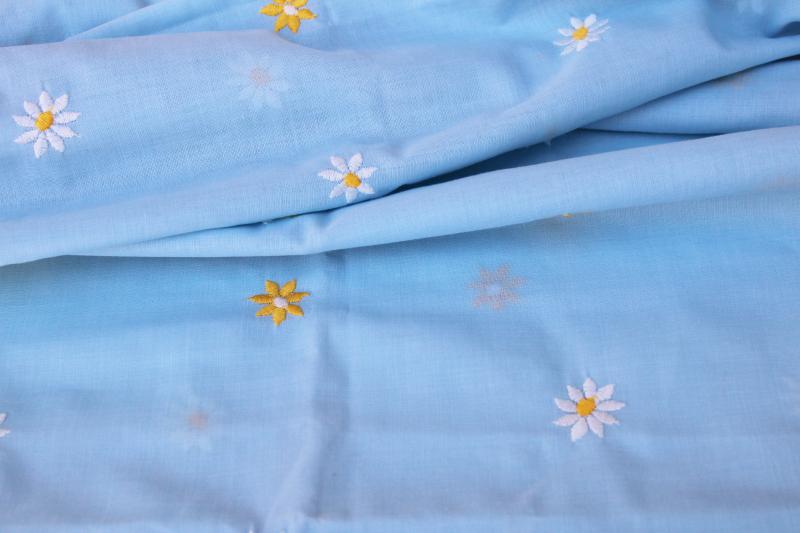 photo of vintage cotton fabric w/ machine embroidery, embroidered daisy flowers on sky blue #5