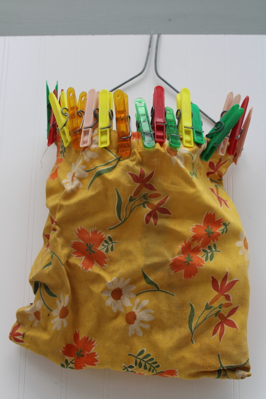 photo of vintage cotton feed sack fabric clothespin bag w/ wire hanger for wash line, colorful plastic clothespins #1