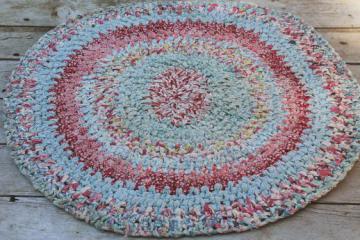 catalog photo of vintage cotton rag rug, round crochet door mat in retro 30s - 40s colors & prints