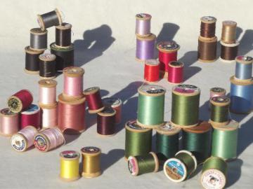 catalog photo of vintage cotton sewing thread lot, a rainbow of threads on old wood spools