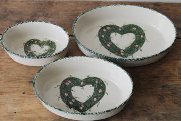 catalog photo of vintage country hearts spongeware stoneware, nesting casserole bowls, grandmacore kitchenware 