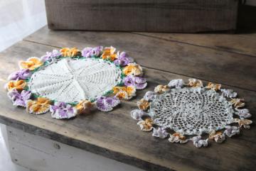 catalog photo of vintage crochet doilies w/ pansy border, colored cotton thread crocheted flower edging