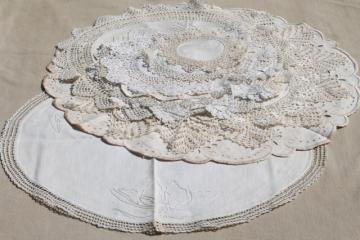 catalog photo of vintage crochet lace doilies & embroidered rounds table mats w/ lacy edgings
