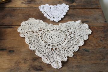catalog photo of vintage crochet lace doilies, large & small hearts 80s grandmacore cottage decor 
