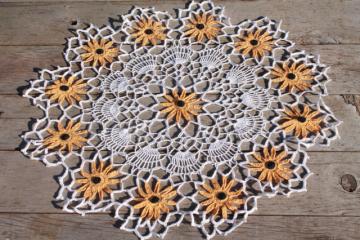 catalog photo of vintage crochet lace flower doily, large table topper w/ lacy black eyed susan flowers