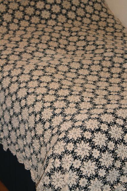 photo of vintage crocheted lace bedspread, lacy crochet flowers or snowflakes #3