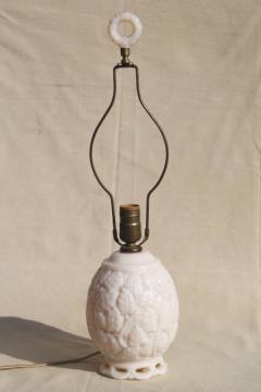 catalog photo of vintage custard milk glass lamp, opalescent ivory Aladdin lamp w/ flower wreath finial