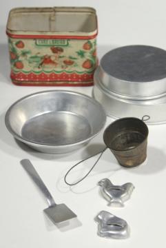 catalog photo of vintage doll sized kitchenware, metal cookie cutters & cake pans, old painted bread tin