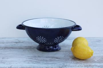 catalog photo of vintage enamel ware colander bowl, strainer basket w/ handles, cobalt blue & white 