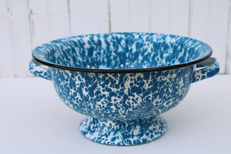 photo of vintage enamelware colander, blue & white splatterware kitchen strainer basket #7