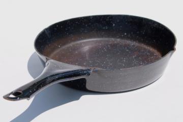 catalog photo of vintage enamelware skillet, heavy enameled steel frying pan for camping cookstove or campfire